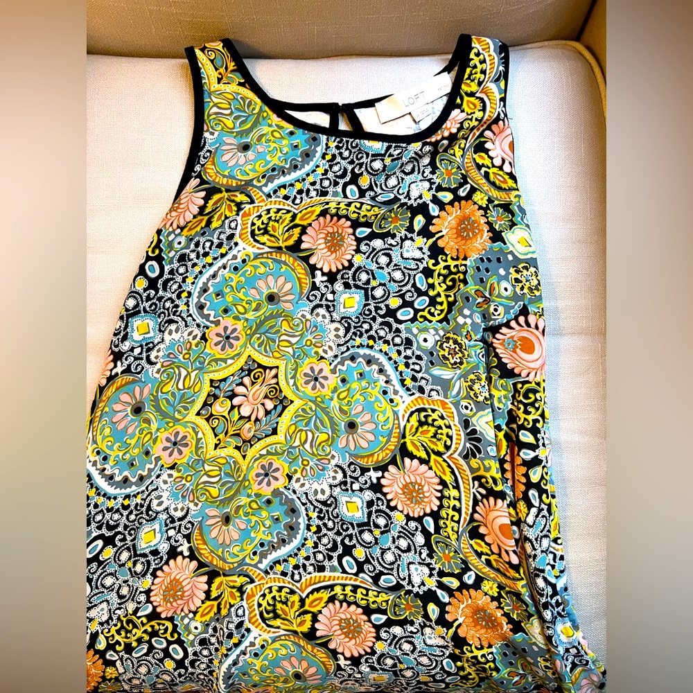Sleeveless blouse. Beautiful pattern.